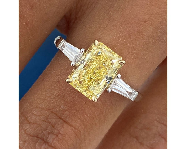 Hughette Engagement Ring 2.30 carat, 18K gold