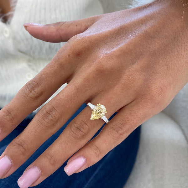 Jade Engagement Ring 2.40 carat, 18K gold