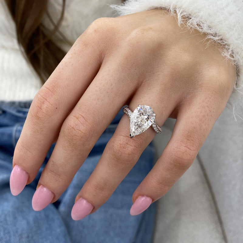 Amalina Engagement Ring 4.60 carat, 18K gold