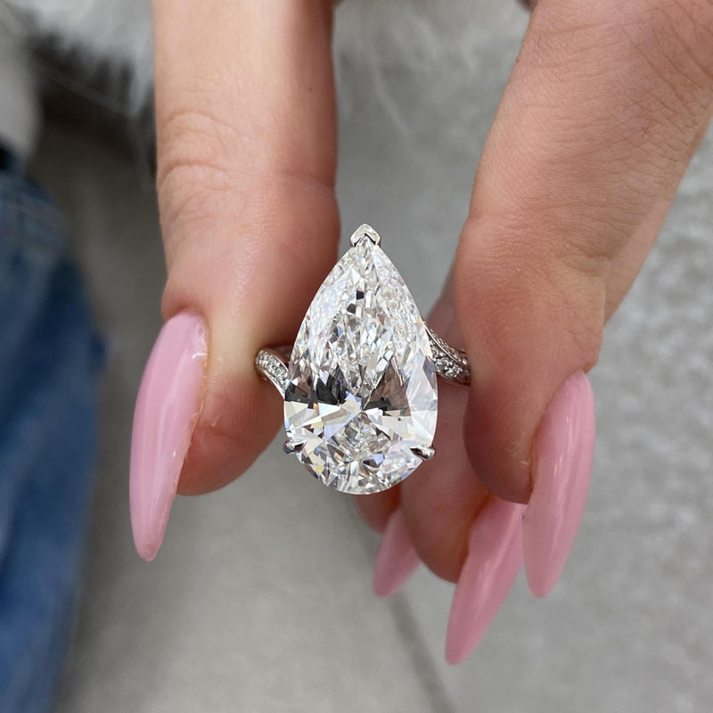 Amalina Engagement Ring 8.65 carat, 18K gold