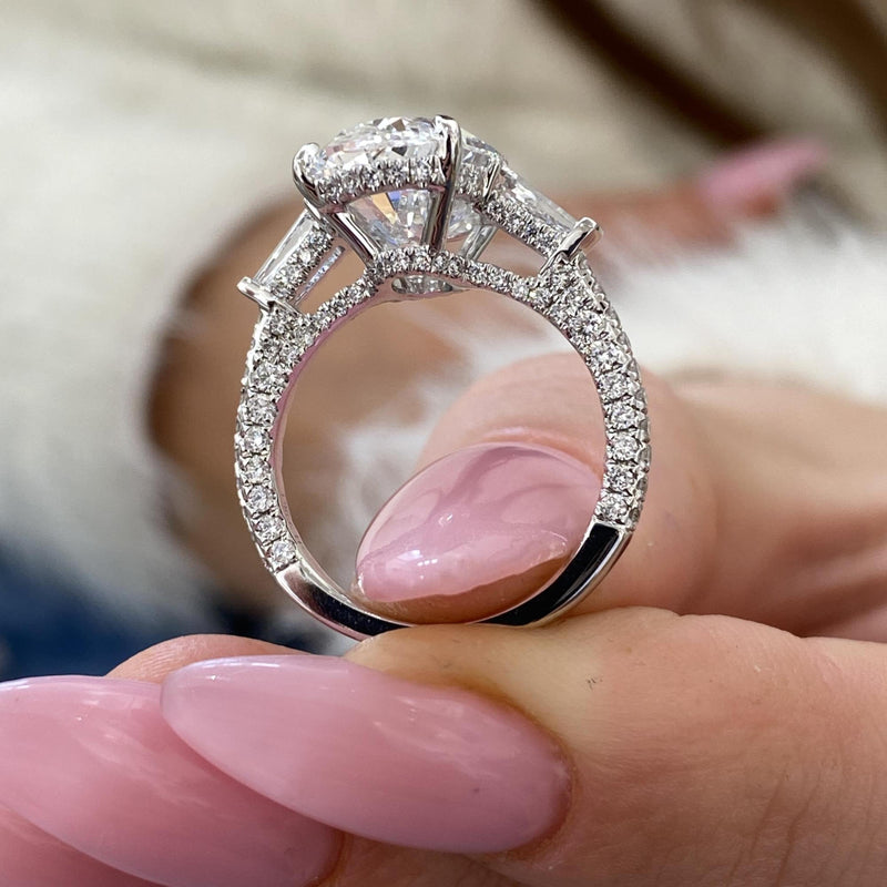 Maristella Engagement Ring 6.20 carat, 18K gold