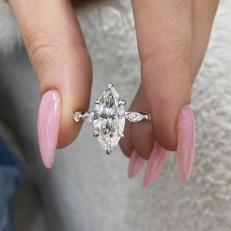 Opaline Engagement Ring 3.15 carat, 18K gold