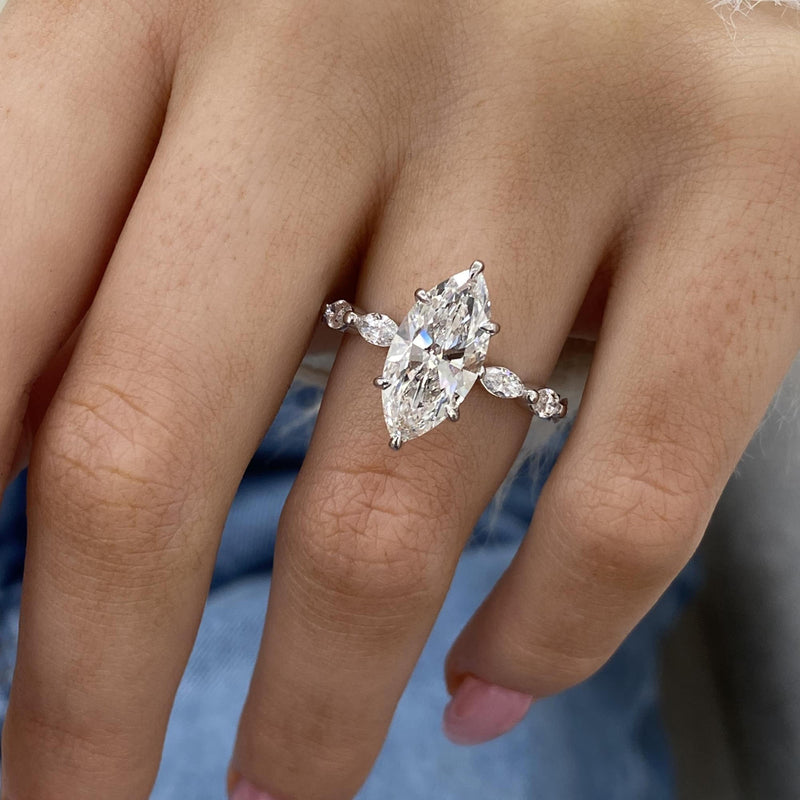 Opaline Engagement Ring 3.15 carat, 18K gold