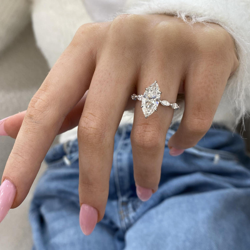 Opaline Engagement Ring 3.15 carat, 18K gold