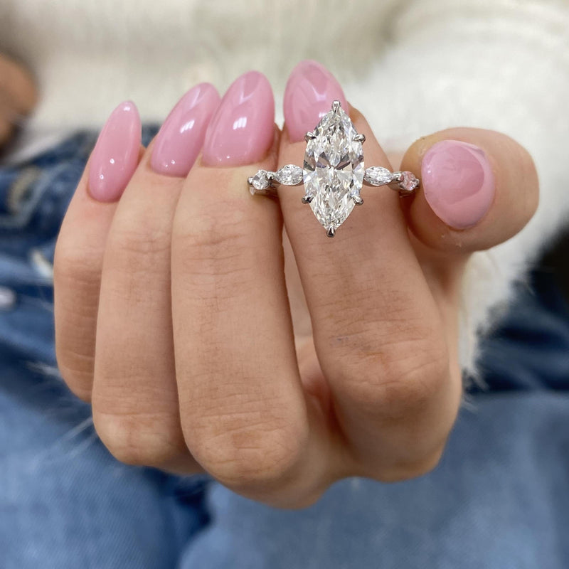Opaline Engagement Ring 3.15 carat, 18K gold