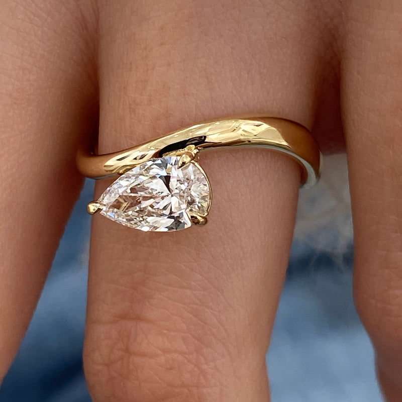 Auvé Diamond Engagement Ring Yellow Gold