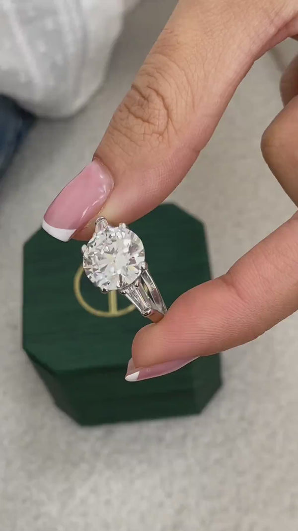 Kisa Engagement Ring 5.60 carat, 18K gold