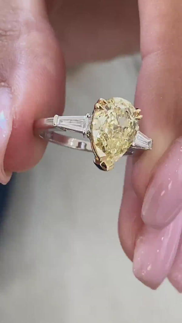 Jade Engagement Ring 2.40 carat, 18K gold